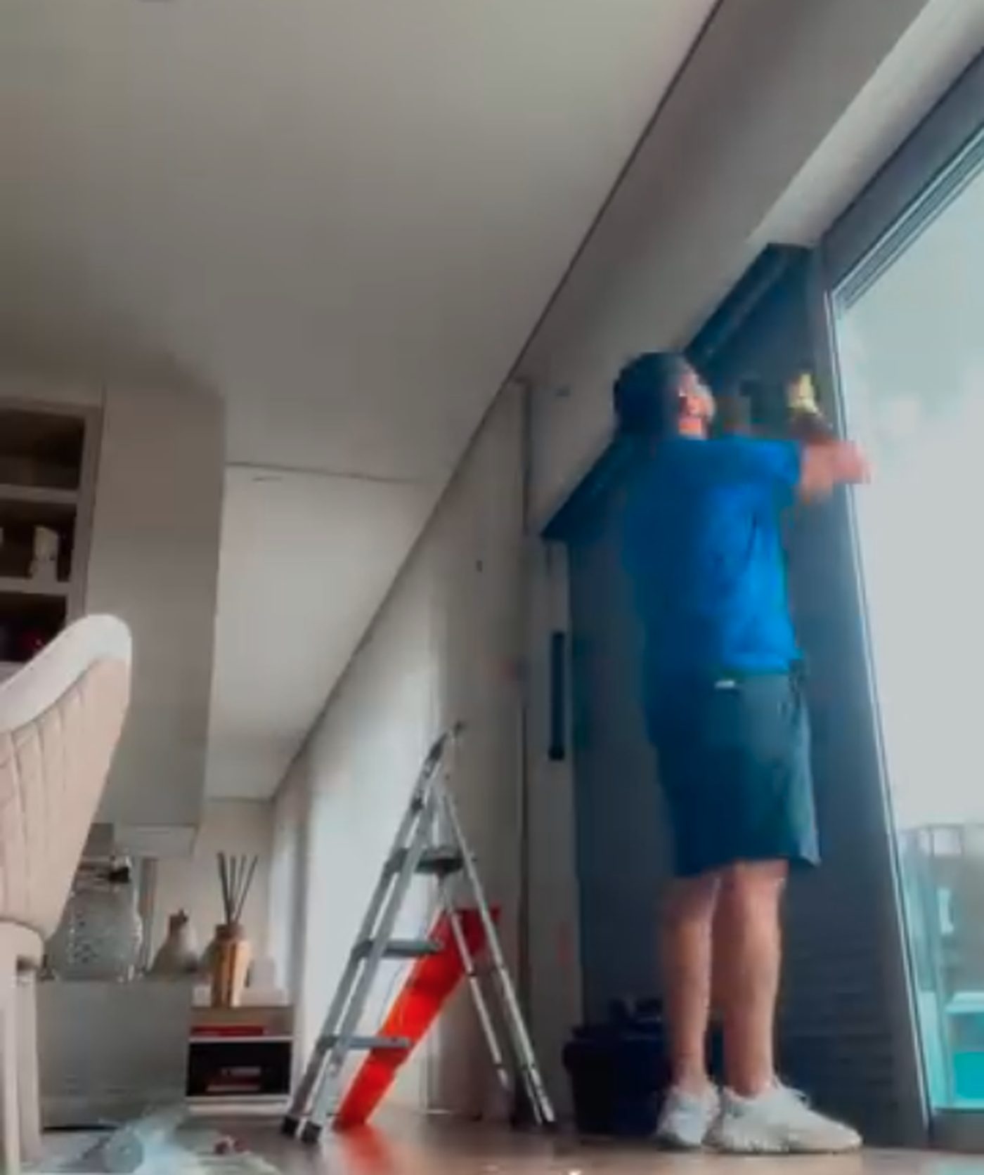 Fernando a instalar um estore elétrico